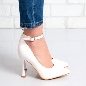 Дамски обувки на ток в бяло