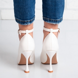 Дамски обувки на ток в бяло