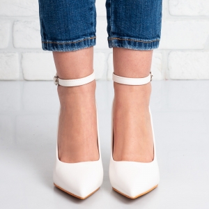 Дамски обувки на ток в бяло