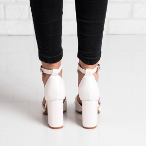 Дамски обувки на ток в бяло