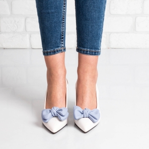 Дамски обувки на ток в бяло със синьо