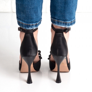 Дамски обувки на ток в черно