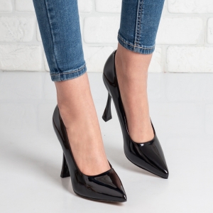 Дамски обувки на ток в черно