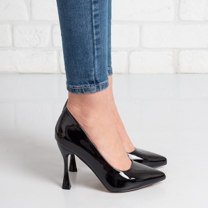 Дамски обувки на ток в черно