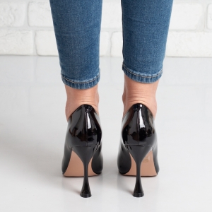 Дамски обувки на ток в черно