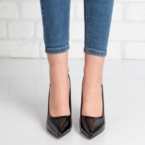 Дамски обувки на ток в черно