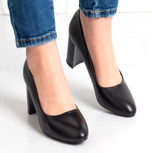 Дамски обувки на ток в черно