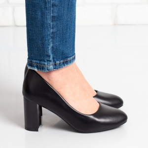 Дамски обувки на ток в черно