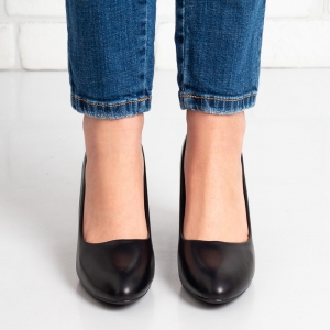 Дамски обувки на ток в черно