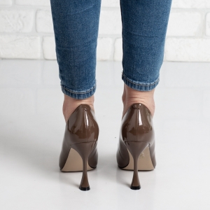 Дамски обувки на ток в кафяво