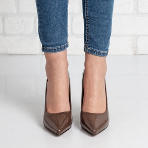 Дамски обувки на ток в кафяво