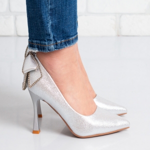 Дамски обувки на ток в сребристо