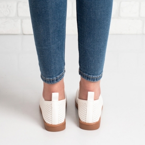 Дамски обувки в бяло