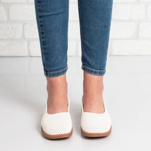 Дамски обувки в бяло