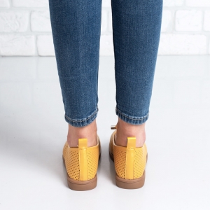 Дамски обувки в жълто