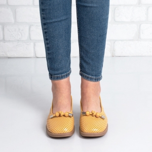 Дамски обувки в жълто