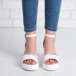Дамски сандали на платформа в бяло