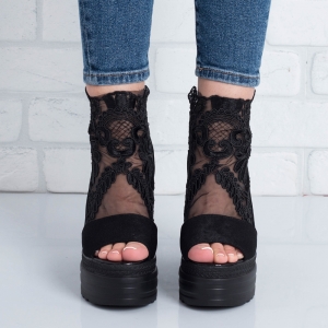 Дамски сандали на платформа в черно