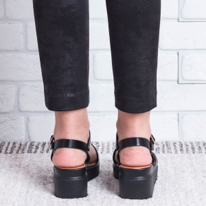 Дамски сандали на платформа в черно