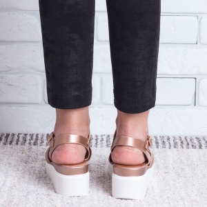 Дамски сандали на платформа в розово злато