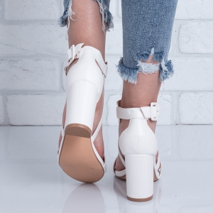 Дамски сандали на ток в бяло