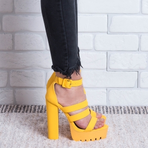 Дамски сандали на ток в жълто
