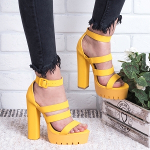 Дамски сандали на ток в жълто