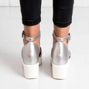 Дамски сандали в сребро